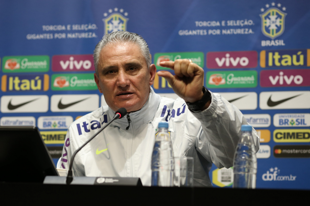 Tite sofre insultos dos torcedores nas redes sociais depois de não escalar Rodrigo Caio e Gabigol; confira