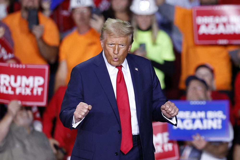 Trump ameaça Brics com tarifas ‘de 100%’ caso bloco tente acabar com domínio do dólar