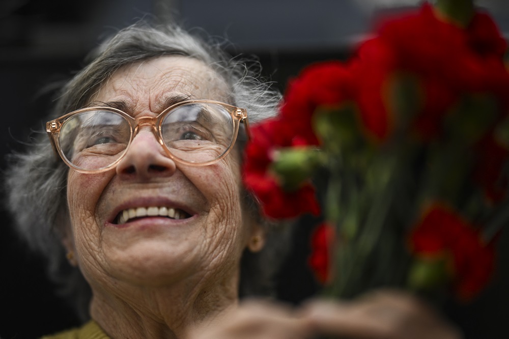 Mais do que cravos, um símbolo eterno da democracia