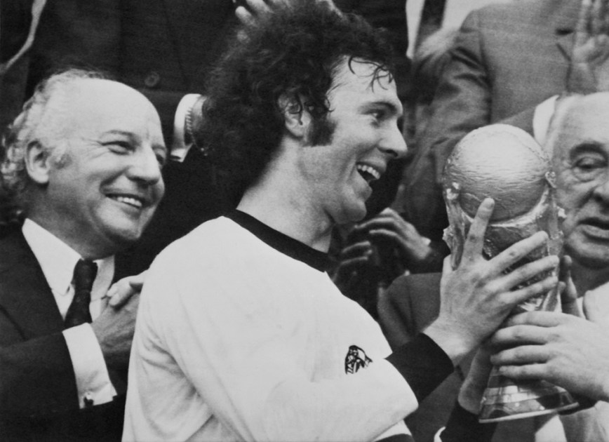 Capitão da Alemanha Ocidental, Franz Beckenbauer segura o troféu após a vitória de sua equipe na final da Copa do Mundo de futebol entre "Alemanha Ocidental - Holanda" no Estádio Olímpico em Munique