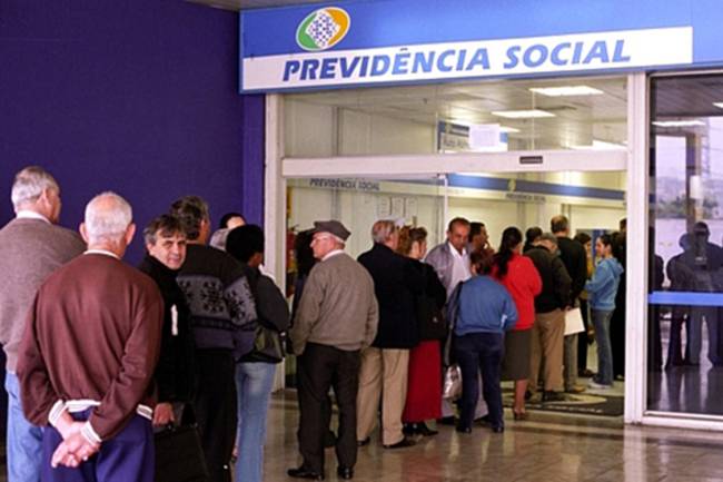 Em fila, idosos aguardam em frente ao INSS
