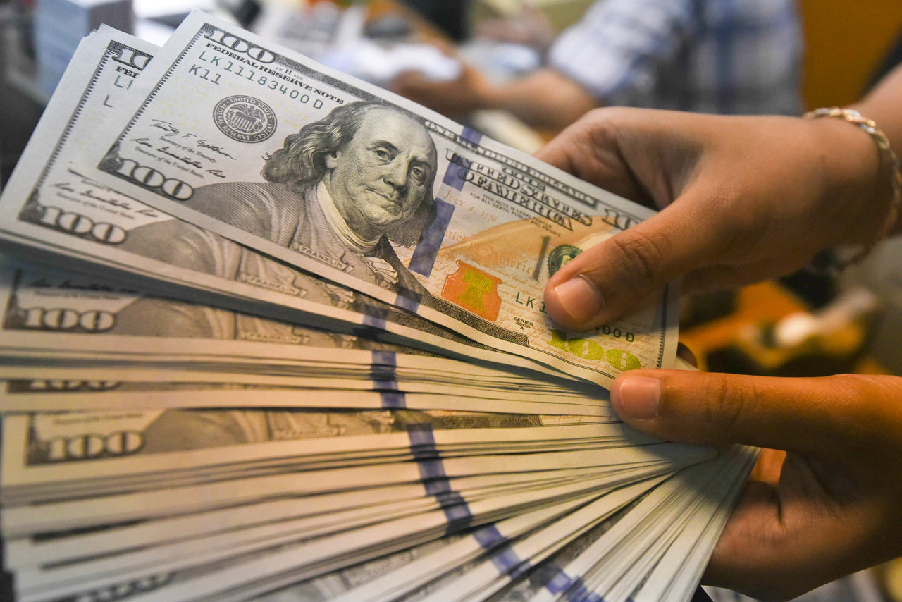 Dólar fecha cotado a R$ 5,80 à espera do pacote de corte de gastos do governo Lula