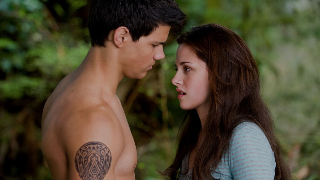 Taylor Lautner reacende rumores de triângulo amoroso de ‘Crepúsculo’ em vídeo no TikTok
