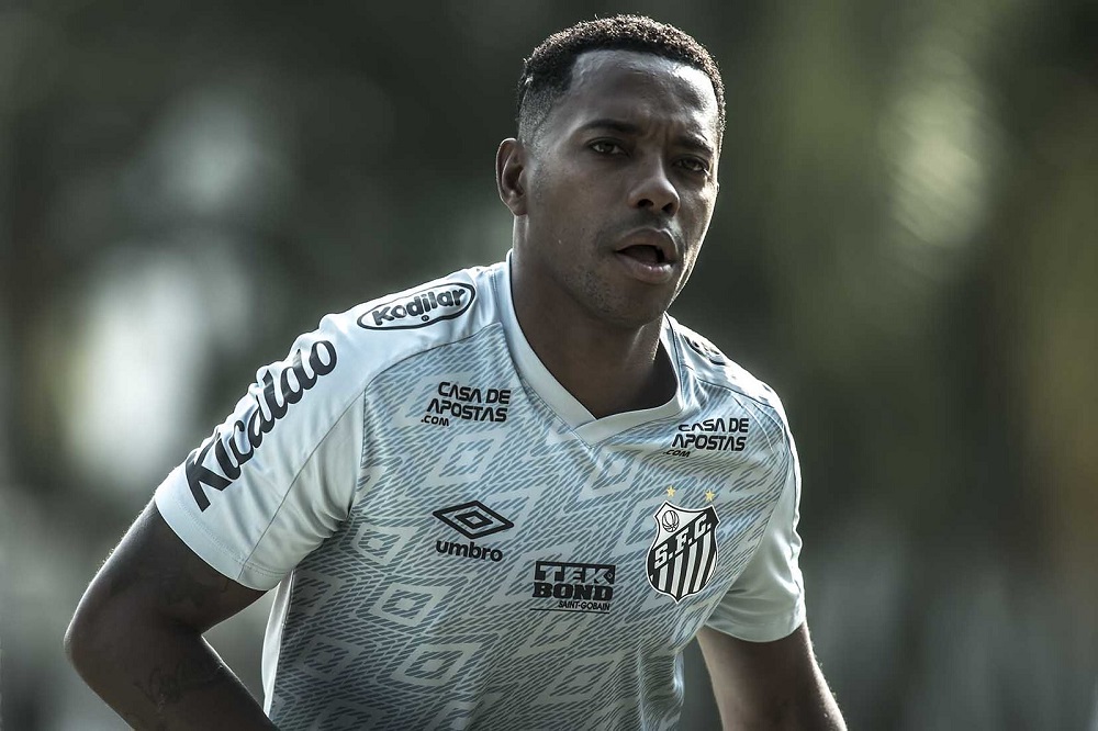Alexandre de Moraes vota, e STF forma maioria para manter Robinho preso