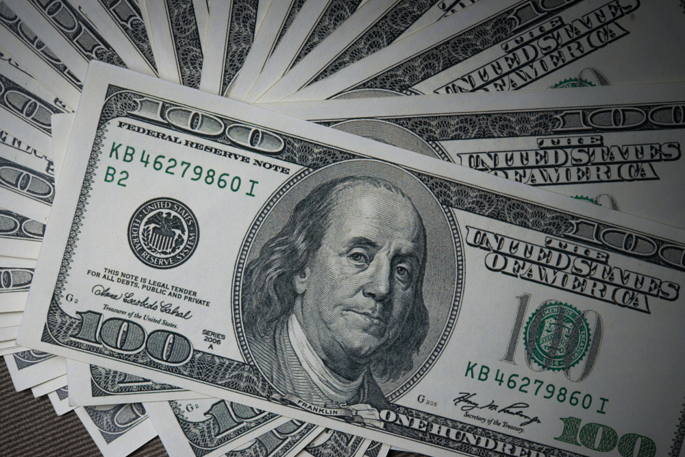 Dólar sobe a R$ 5,79 com ajustes antes de feriado e tensões políticas