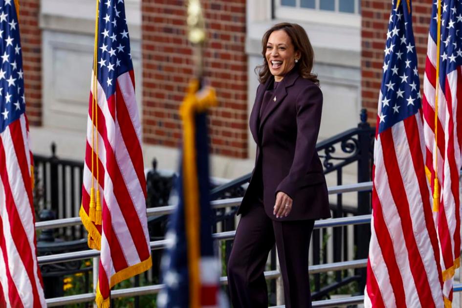 A vice-presidente dos EUA e ex-candidata presidencial democrata Kamala Harris sai para fazer seu discurso de concessão aos apoiadores na Universidade Howard em Washington, DC