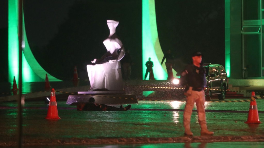 Explosões são registradas na Praça dos Três Poderes em Brasília e deixam um morto