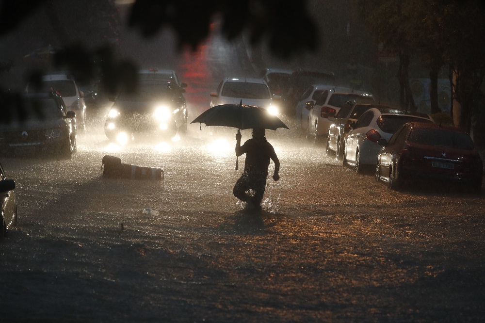 Defesa Civil de SP alerta para chegada de frente fria com chuva e rajadas de vento