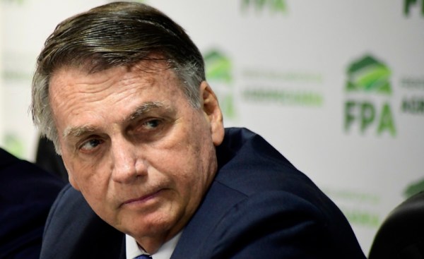 Moraes autoriza que Flávio, netas e nora visitem Bolsonaro