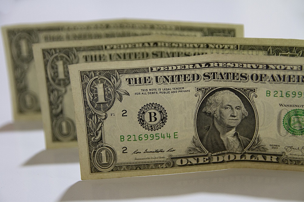 Dólar fecha o dia cotado a R$ 5,98 após mercado reprovar o pacote fiscal do governo