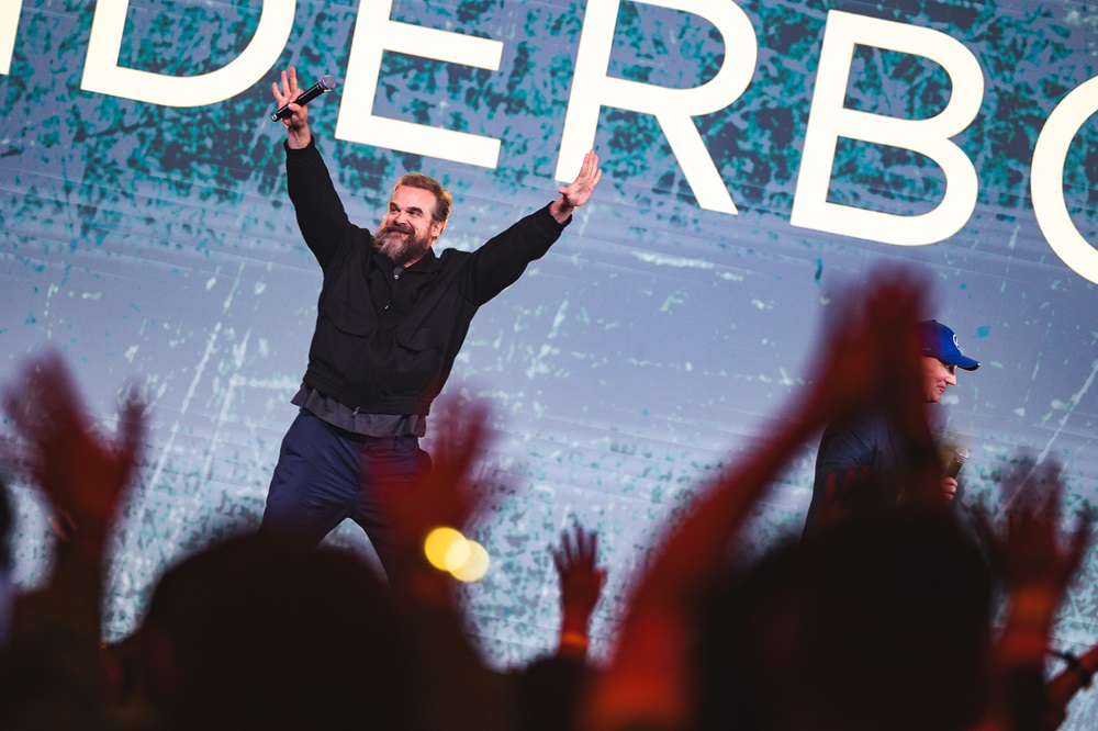David Harbour, astro de ‘Stranger Things, leva a plateia à loucura na D23: ‘Pedi para vir ao Brasil’