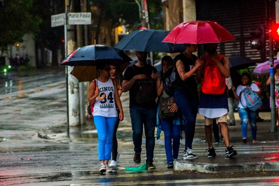 Pedestres enfrentam chuva na região central da cidade de São Paulo