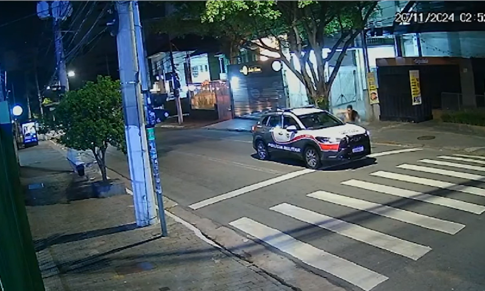 Novas imagens mostram que estudante deu tapa em viatura antes de ser morto por policial