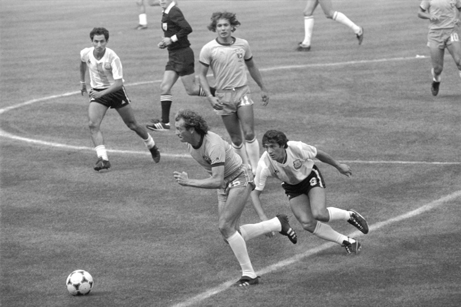 Falcão (c), da Seleção do Brasil, dribla Barbas, da Seleção da Argentina, no estádio Sarriá