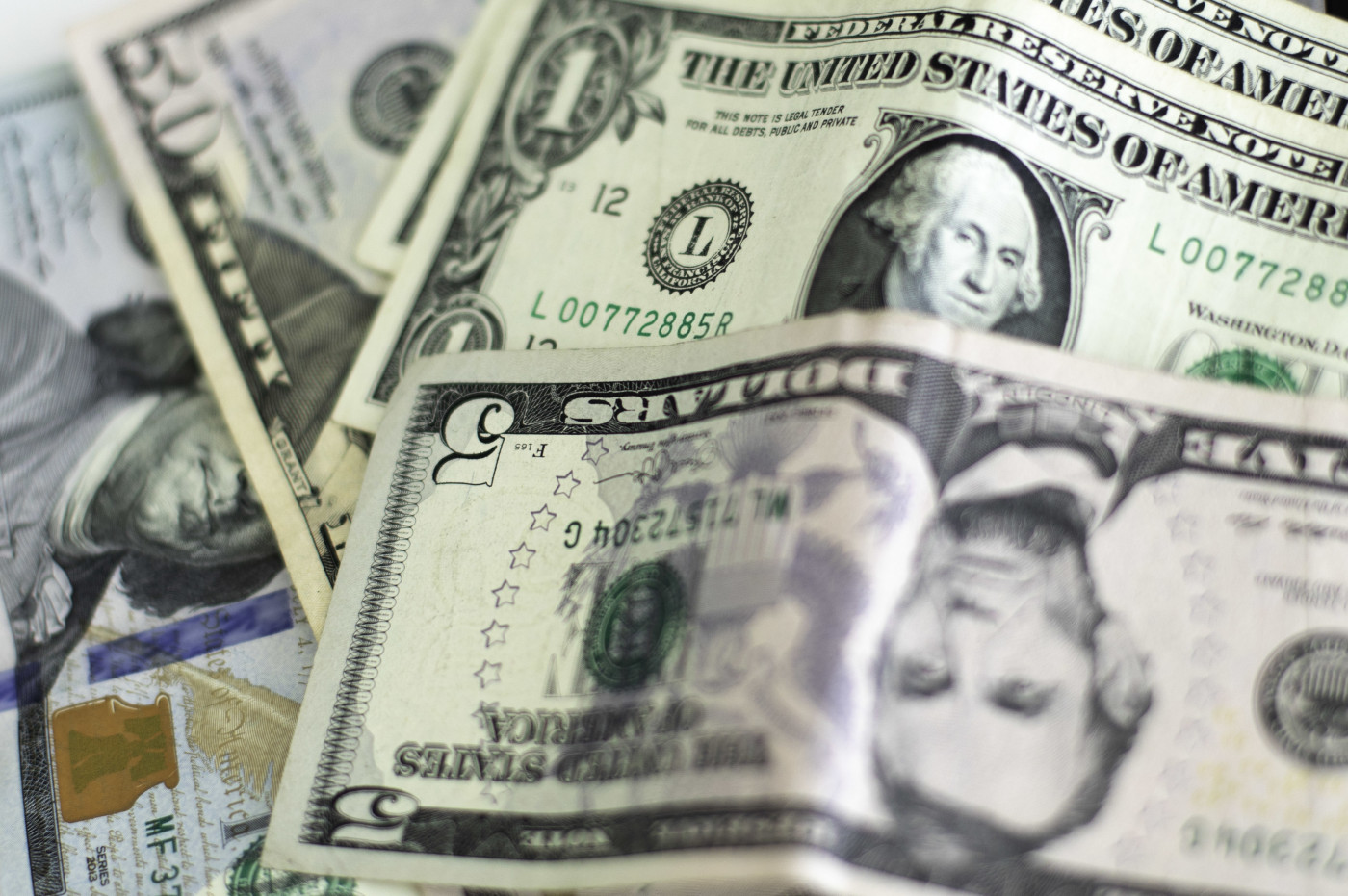 Dólar fecha a R$ 5,91, maior nível nominal da história, com notícia de isenção do IR