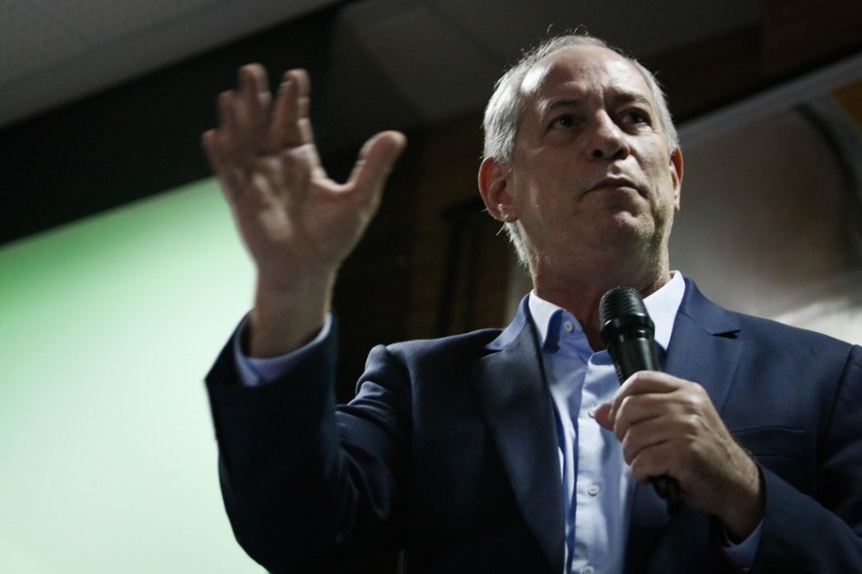 Ciro Gomes com a mão direita aberta durante um discurso