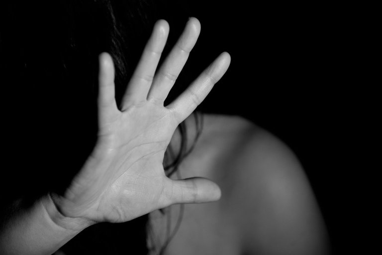 mulher se defendendo de agressão