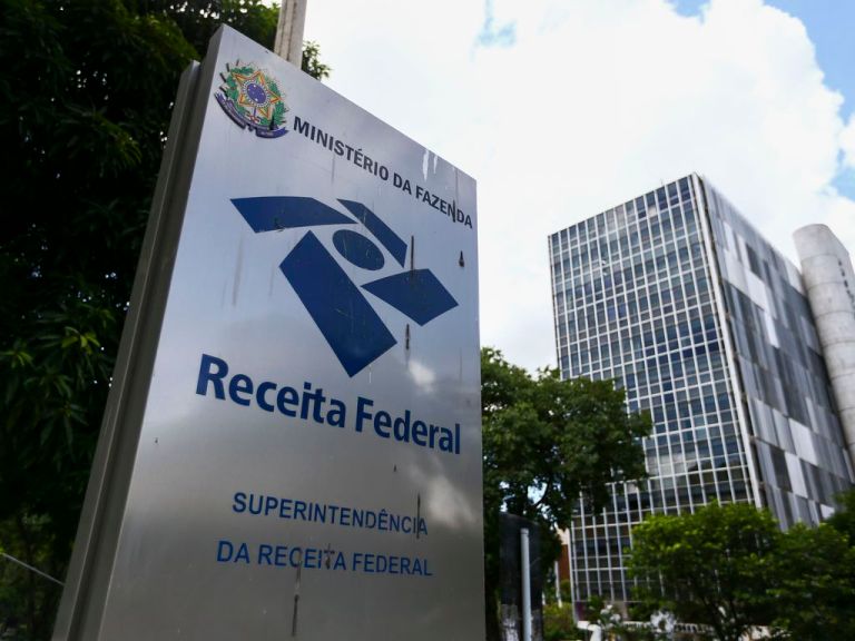 Pilar prateado com o logo e os dizeres "Receita Federal"