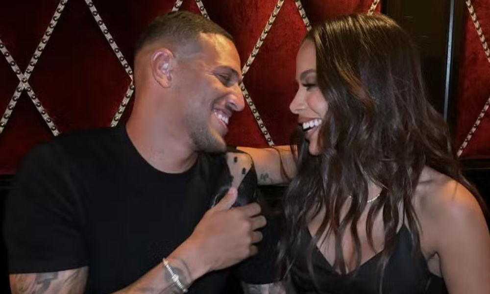Anitta fala sobre namoro com jogador Vinicius Souza: ‘Aprendendo a ter um relacionamento’