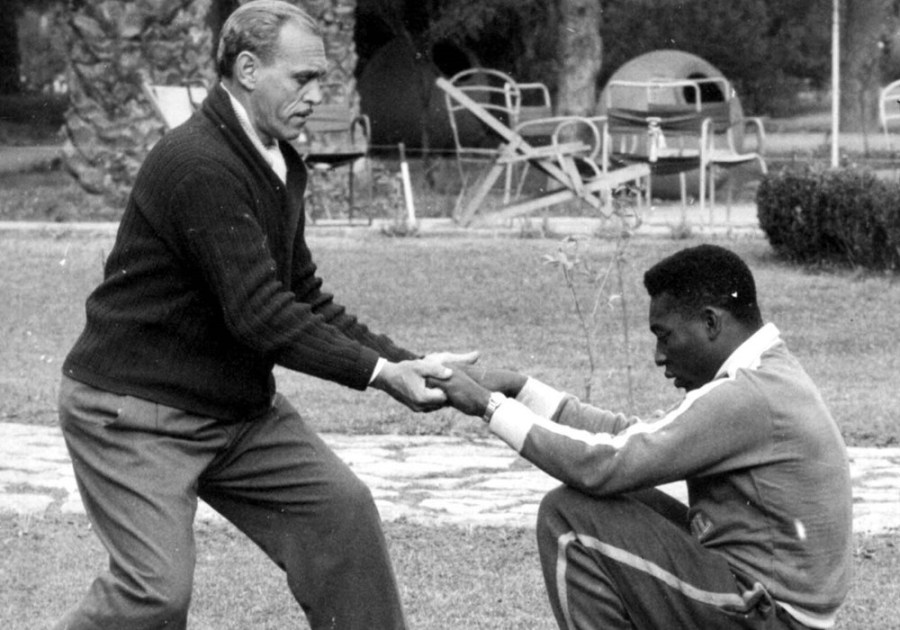 O técnico Aymoré Moreira ajuda Pelé a se levantar na concentração do Brasil para a Copa de 62
