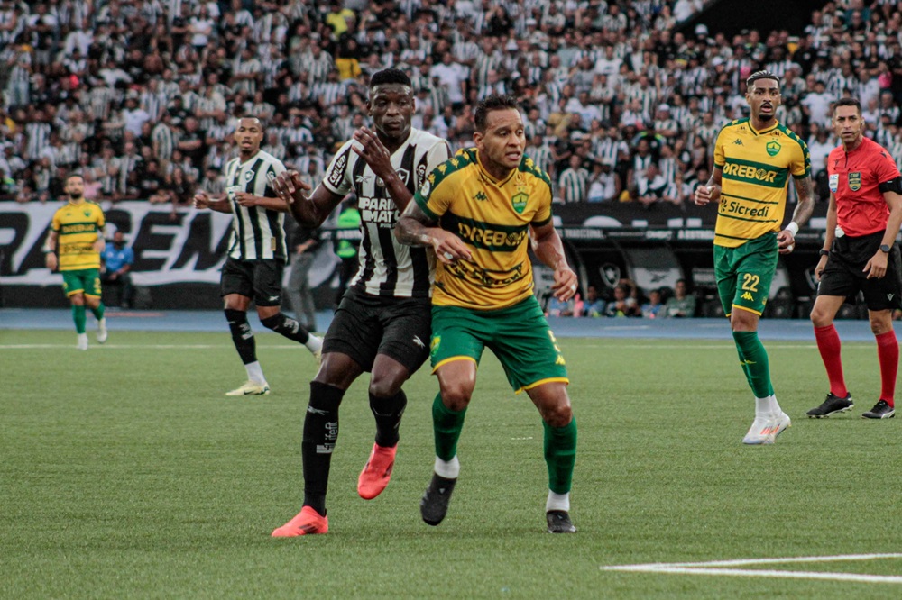 Botafogo tropeça contra o vice-lanterna e revive esperança do Palmeiras no Brasileirão