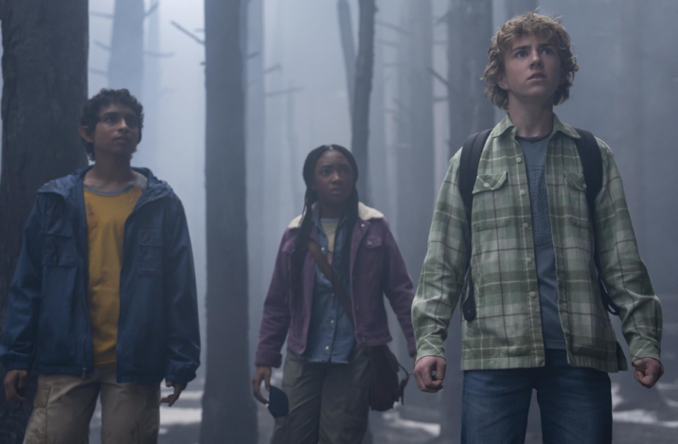 Aryan Simhadri, Leah Jeffries e Walker Scobell em cena de "Percy Jackson"