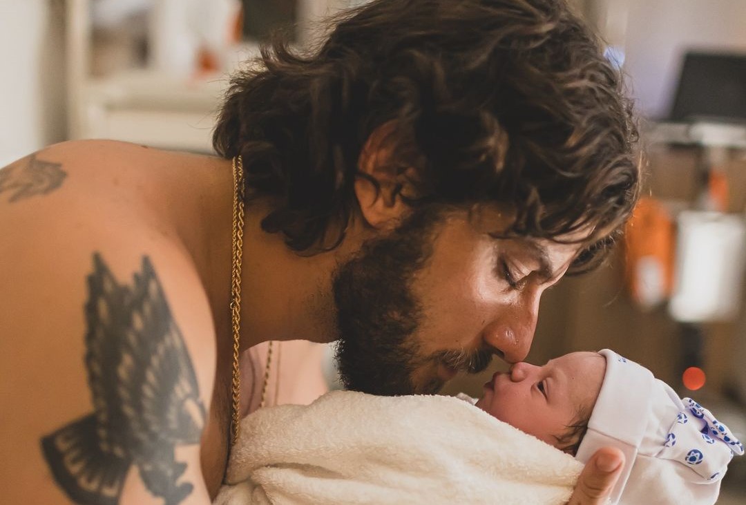 Chay Suede e Laura Neiva comemoram nascimento da filha Ana