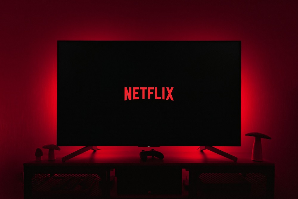 Netflix descontinua plano básico e migra usuários para assinatura com anúncios