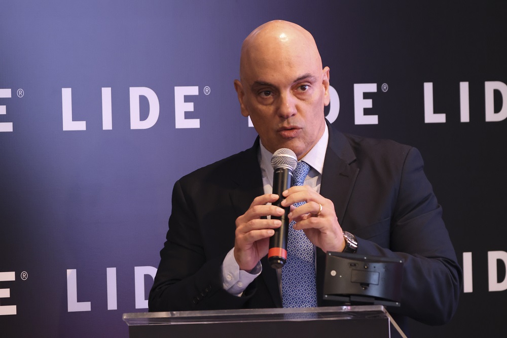 Alexandre de Moraes critica redes sociais por falta de ação contra perfis falsos