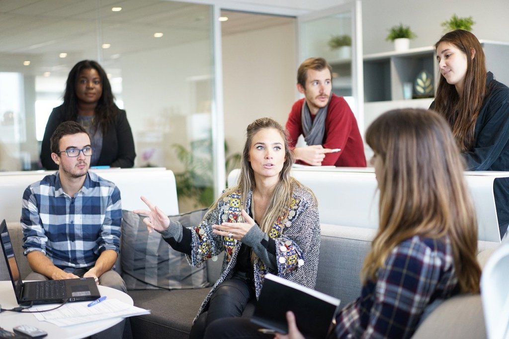 Remuneração de mulheres cresce 5,7% no Brasil, mas diferença salarial ainda é grande