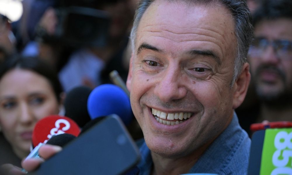 Yamandú Orsi, aliado de Mujica, vence eleições presidenciais e esquerda volta ao poder no Uruguai