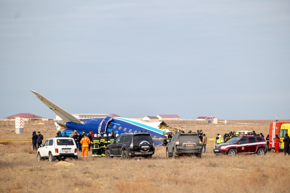 Especialistas em emergências trabalham no local do acidente de um avião de passageiros da Azerbaijan Airlines, próximo à cidade de Aktau, no oeste do Cazaquistão