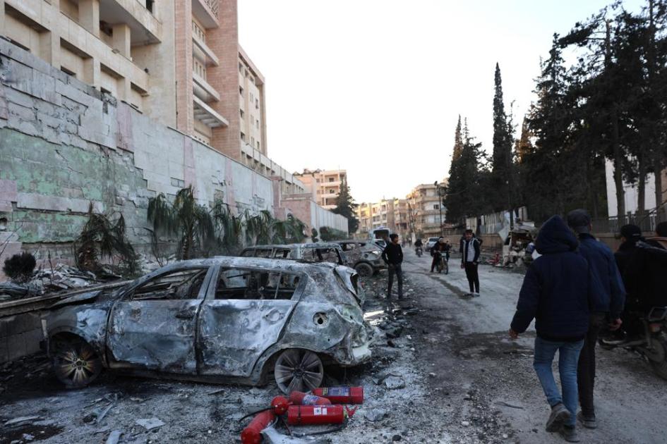 Pessoas inspecionam o hospital Ibn Sina danificado após um ataque aéreo russo em Idlib, no norte da Síria