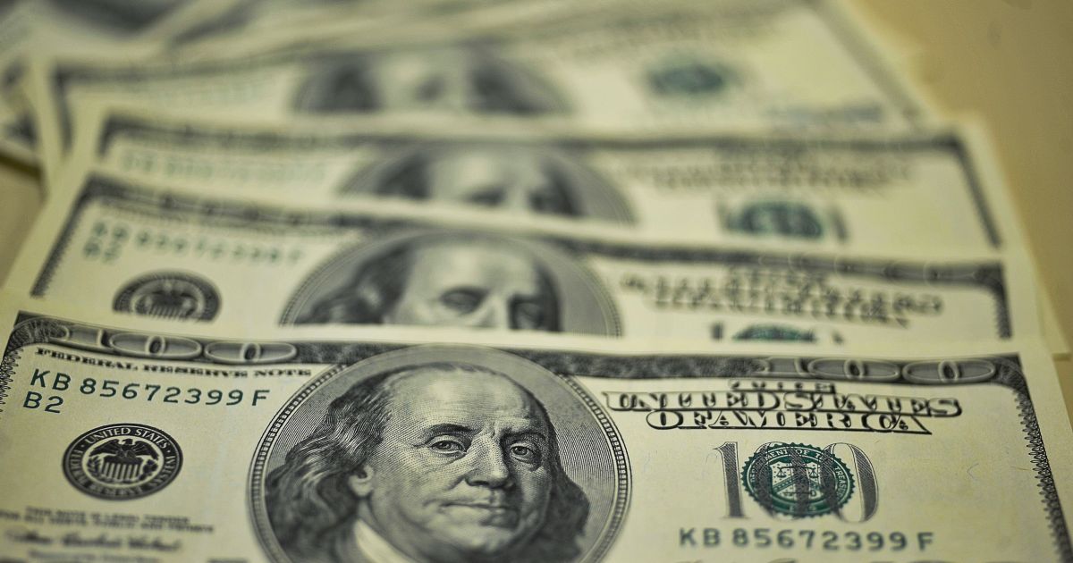 Dólar cai a R$ 5,10 com tom do Copom e alta do petróleo