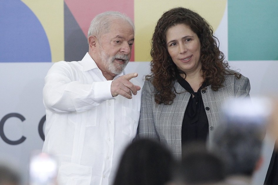 Ministra da Gestão e da Inovação, Esther Dweck, durante cerimônia em que o presidente Lula assinou a MP que concede reajuste aos servidores públicos