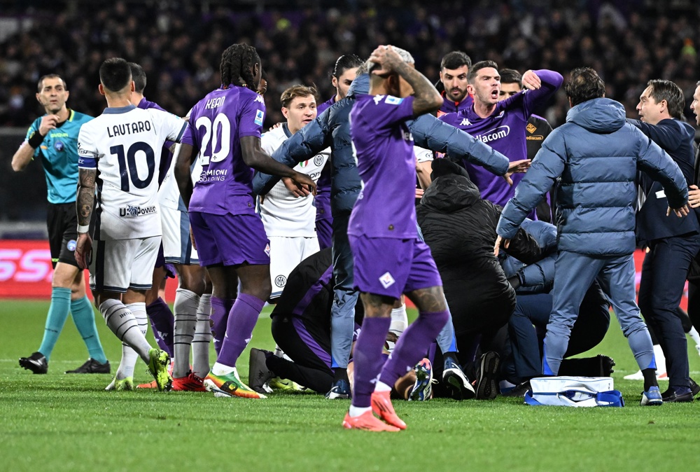 Após mal súbito durante jogo, meio-campista da Fiorentina se recupera e recebe visita de familiares e companheiros