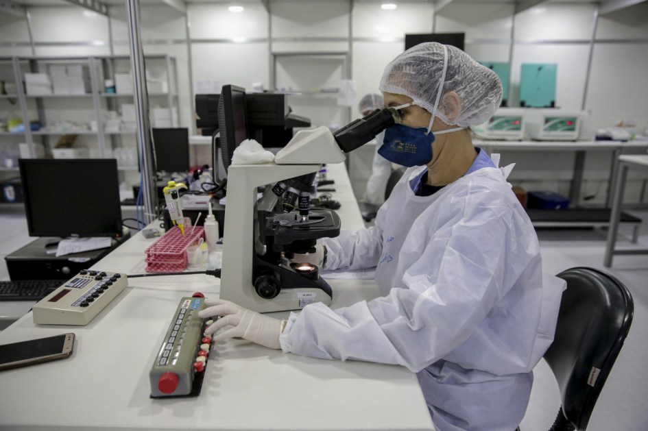 Exame em laboratório para identificação do coronavírus