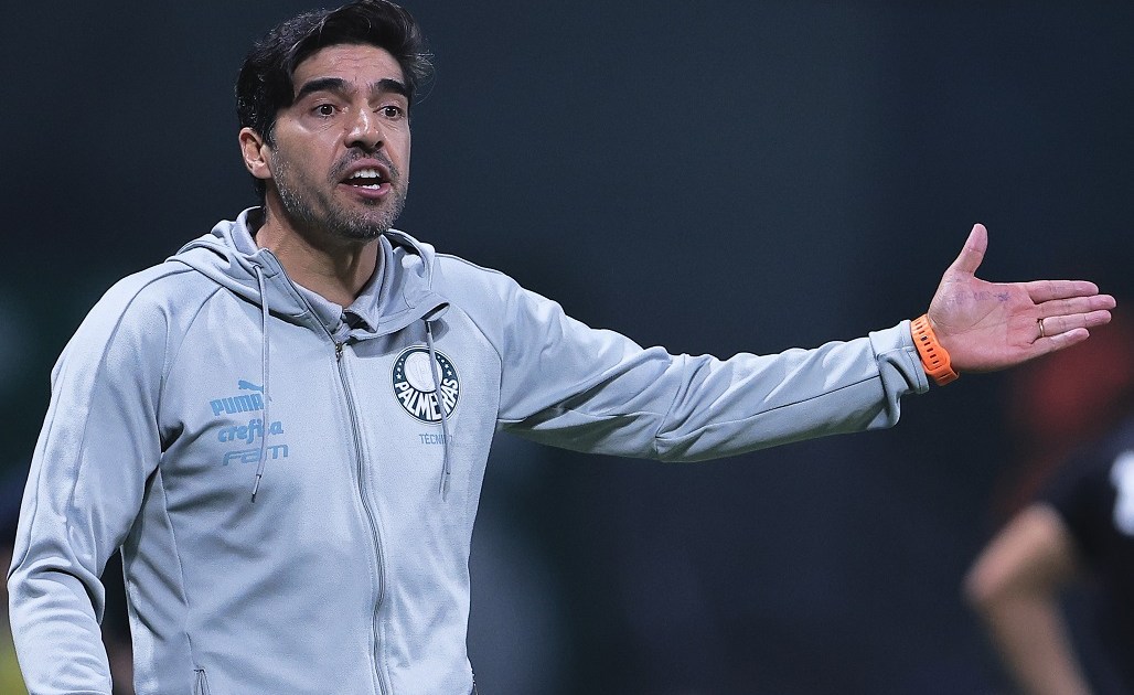 Abel Ferreira é suspenso durante três jogos por chutar microfone em partida