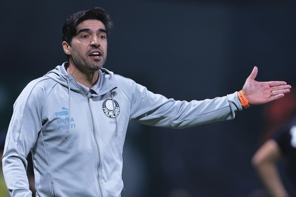 Abel Ferreira é suspenso durante três jogos por chutar microfone em partida