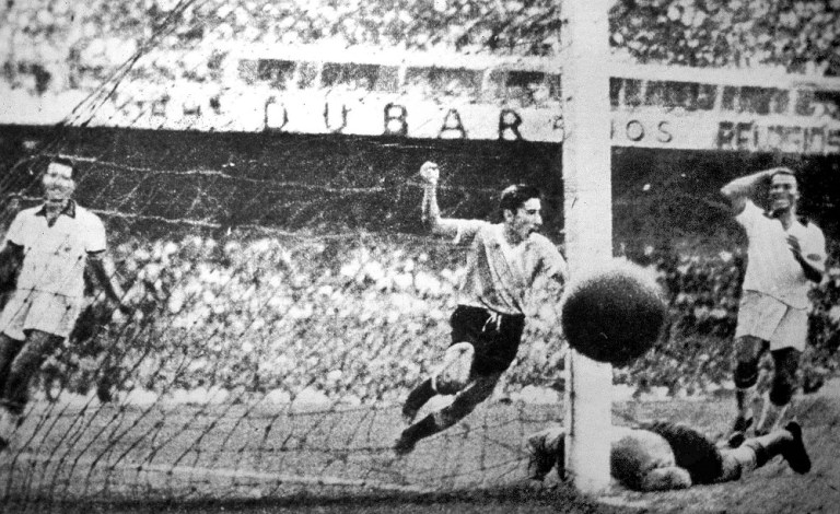O jogador Alcides Ghiggia, do Uruguai, comemora após marcar gol durante a partida contra o Brasil, na final da Copa do Mundo de 1950