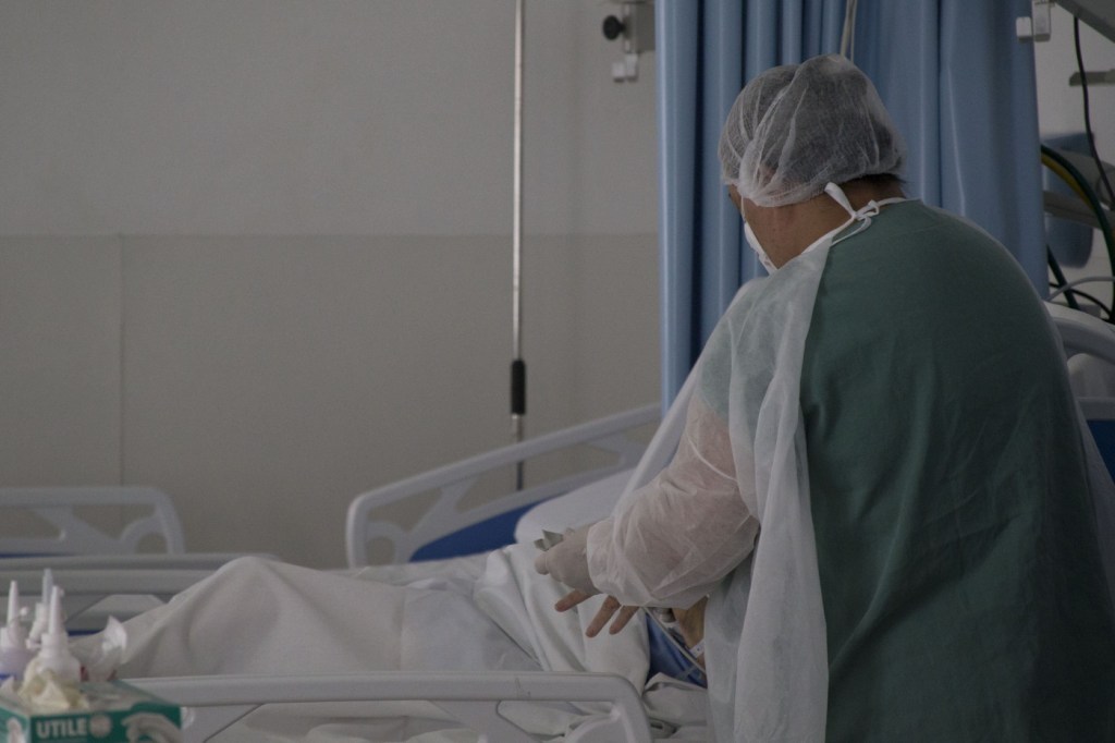 Internações por Covid-19 e rinovírus aumentam no Brasil