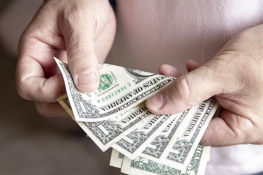 Após bater R$ 6,20, dólar fecha a R$ R$ 6,09 com atuação do BC e fala de Lira