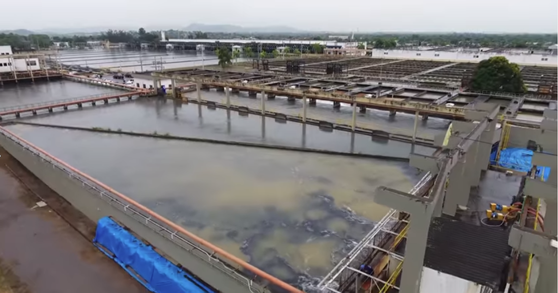 Canos e água em uma estação de tratamento de água da Cedae