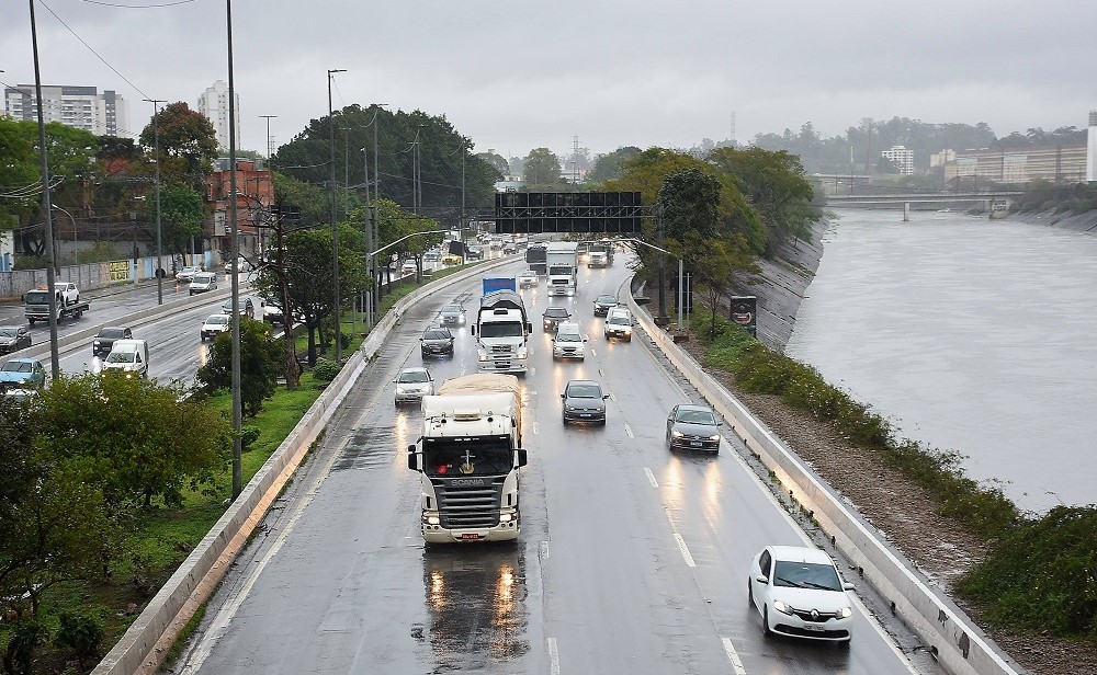Carros passam durante chuva na marginal Tietê