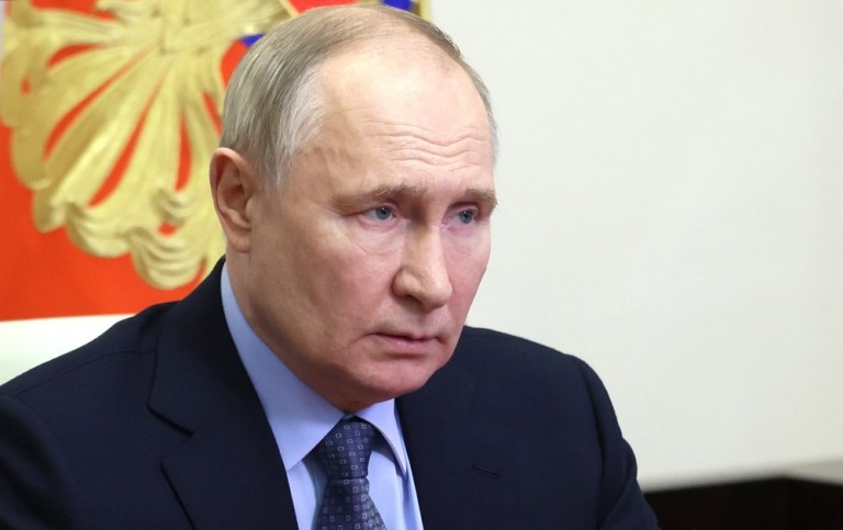 O presidente russo, Vladimir Putin preside uma reunião com membros do Conselho de Segurança por meio de videoconferência