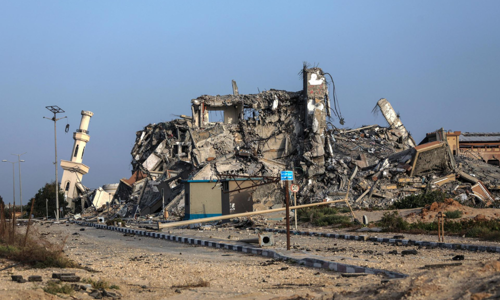 Vista de edifícios destruídos, entre eles uma mesquita, no norte do campo de refugiados de Al Nuseirat, centro da Faixa de Gaza, 17 de maio de 2024. Mais de 35.000 palestinos e mais de 1.400 israelenses foram mortos, de acordo com o Ministério da Saúde palestino e a Defesa de Israel (IDF), desde que militantes do Hamas lançaram um ataque contra Israel a partir da Faixa de Gaza em 7 de outubro de 2023, e as operações israelenses em Gaza e na Cisjordânia que se seguiram.