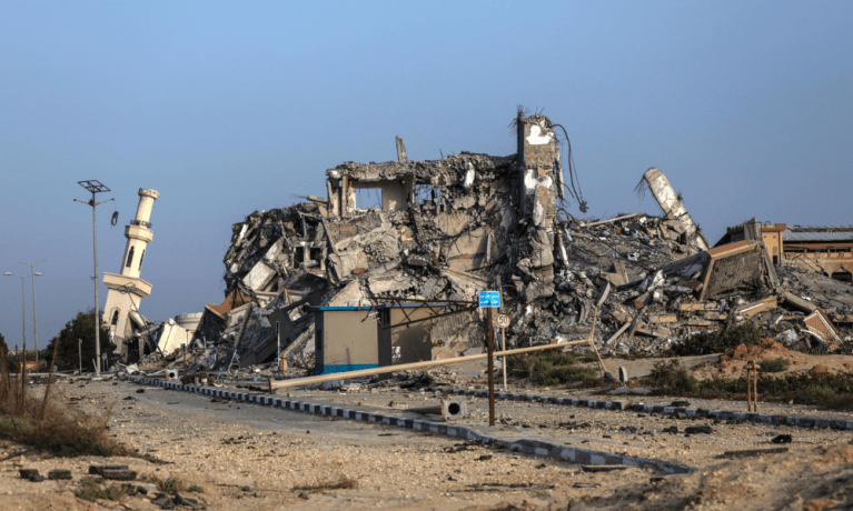 Vista de edifícios destruídos, entre eles uma mesquita, no norte do campo de refugiados de Al Nuseirat, centro da Faixa de Gaza, 17 de maio de 2024