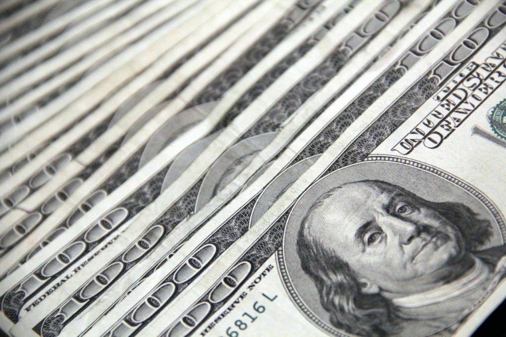 Banco Central realiza novo leilão extraordinário de dólares para conter alta da moeda