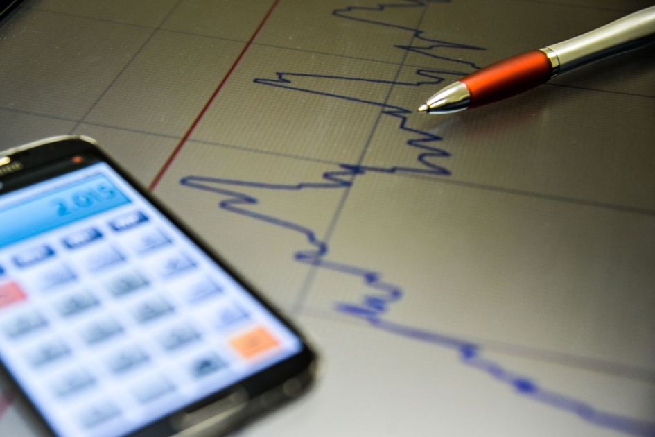 Calculadora com gráficos da inflação no Brasil