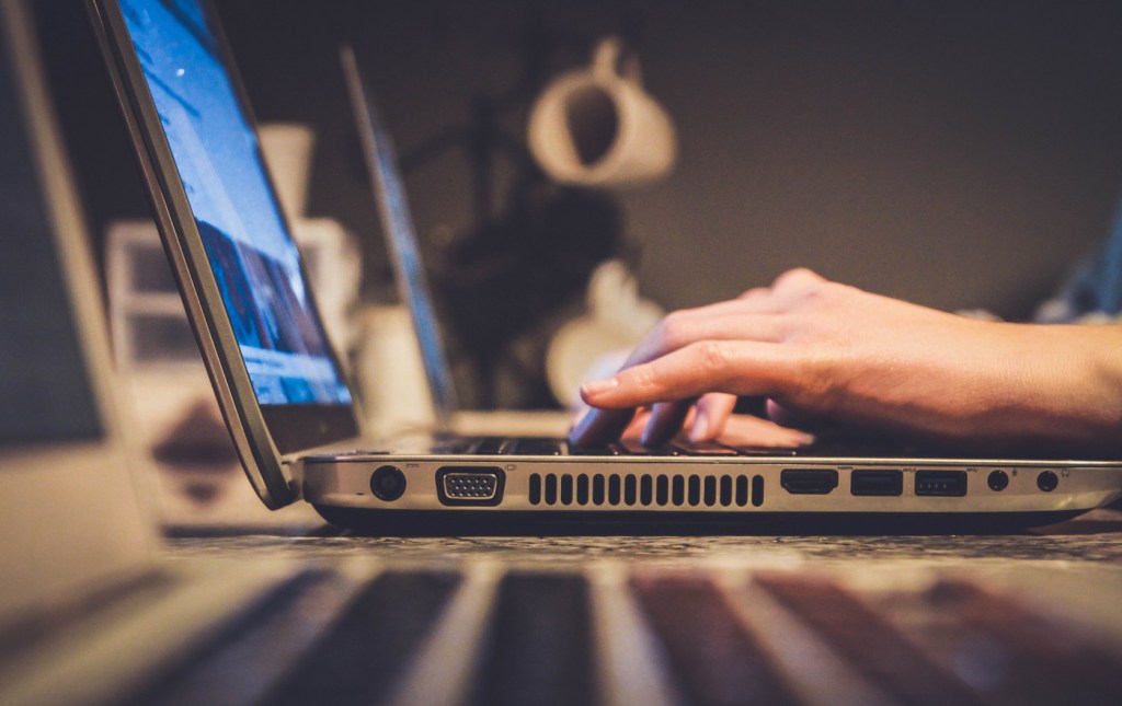 Quase 60% dos brasileiros já compraram pela internet, segundo CNI
